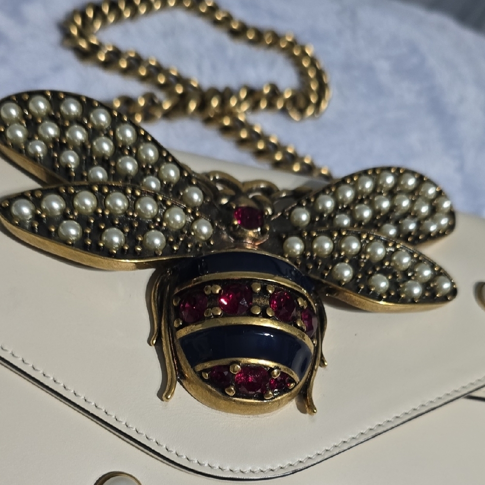 Gucci Cream Clutch with Crystal Bee Embellishment - Picture 4 of 16